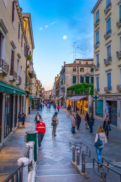 Venetië Italië Mei 2019 Avonds Wandelen Toeristen Door Straten Van — Stockfoto