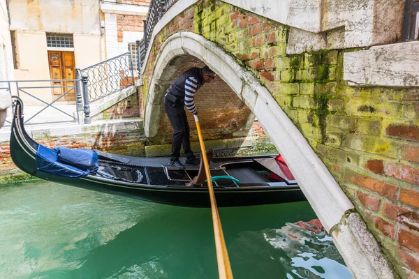 Wenecja Włochy Maj 2019 Gondola Pod Mostem Romantyczna Tradycja Wenecji — Zdjęcie stockowe