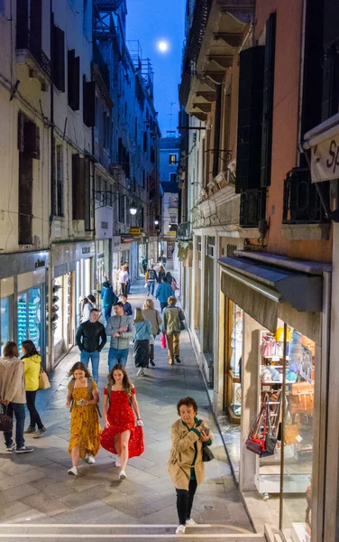 Venecia Italia Mayo 2019 Por Noche Los Turistas Caminan Por —  Fotos de Stock
