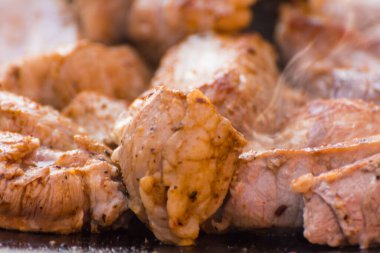 Et bir kazanda pişirilir