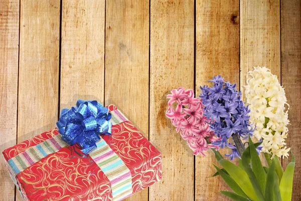 Buquê de flores em fundo de textura de madeira — Fotografia de Stock