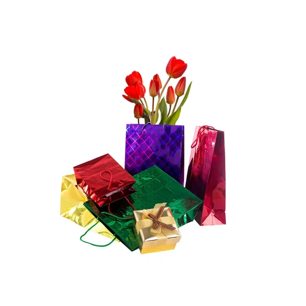 Wiosna shopping.red bukiet tulips.colorful prezenty torby — Zdjęcie stockowe