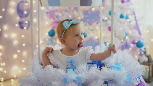 Kleines Mädchen Spaß Weihnachtsbaum — Stockvideo
