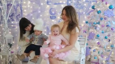 İki anne küçük çocuk ve Noel Studio bir bankta oturan kız