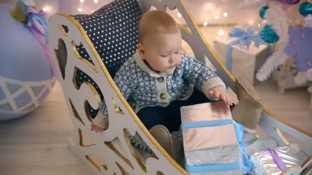 Kleine jongen slee Christmas gift — Stockvideo