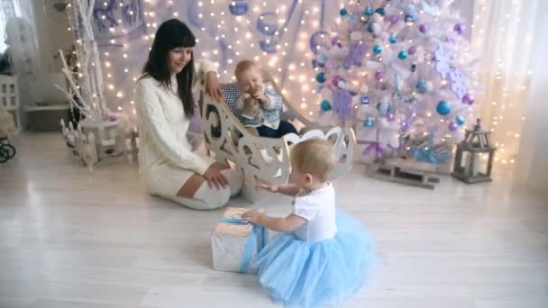 Mama kleine Jungen und Mädchen Weihnachten — Stockvideo