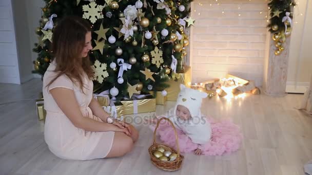 Maman et petite fille et jouets de Noël, boules et gurland — Video