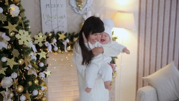 Matka i Całowanie synka w studio Boże Narodzenie — Wideo stockowe