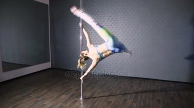 Pole dans dans renkli kız