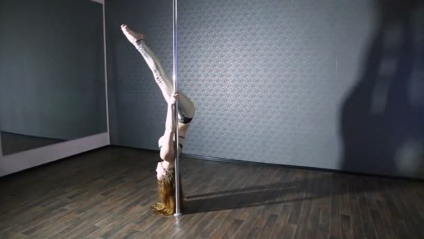 Chica en el baile de oro pole dance — Vídeos de Stock