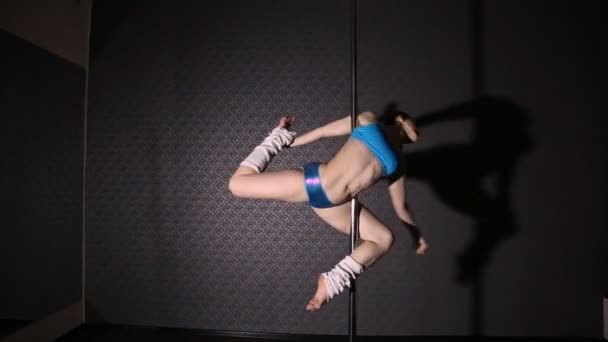 Flicka i blått dansar poledance — Stockvideo