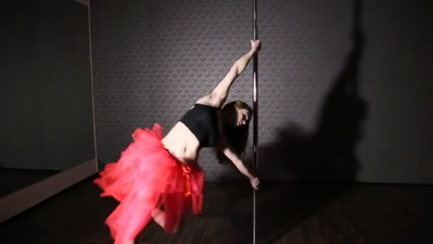 Mädchen im roten Rock tanzt Pole Dance — Stockvideo