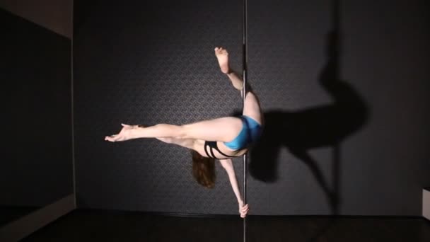 Girl in blue and blclack dancing pole dance — Stock Video