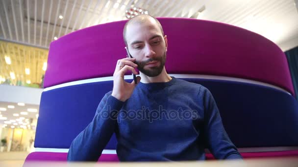 Uomo con gli occhiali che parla al telefono — Video Stock