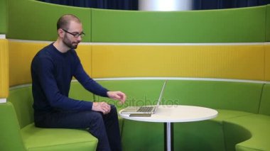 Gözlüklü adam telefon kullanır
