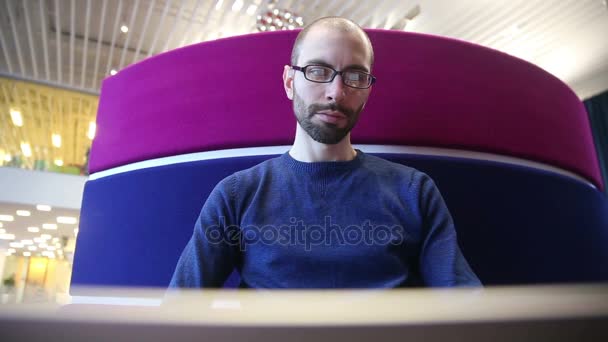 Hombre con gafas de trabajo en el portátil — Vídeos de Stock