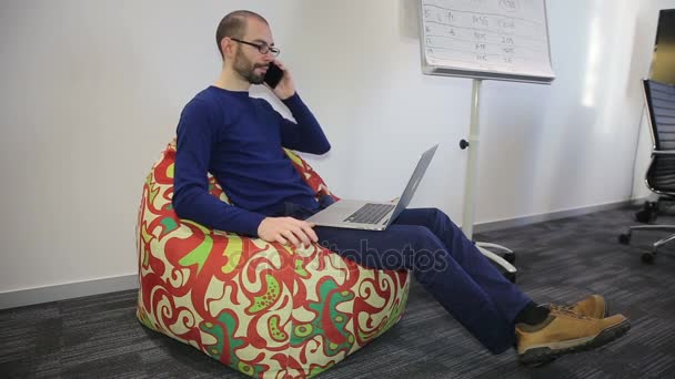 Hombre con gafas hablando por teléfono — Vídeos de Stock