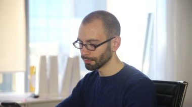 Adam telefonu konuşurken gözlük