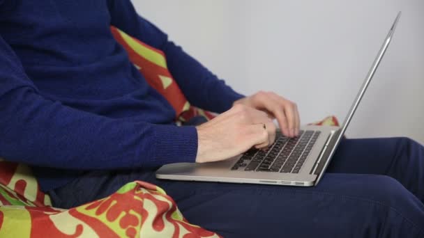 Mãos masculinas digitando no teclado — Vídeo de Stock