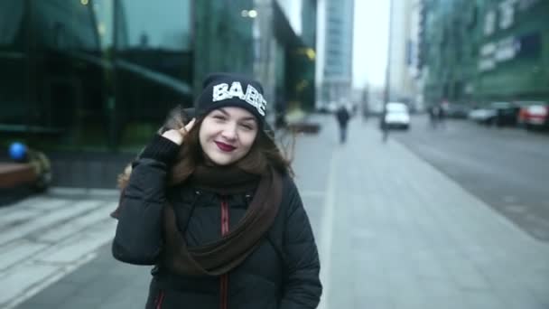 Kız sokak duyguları üzerinde — Stok video
