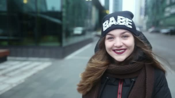 Menina na rua emoções — Vídeo de Stock