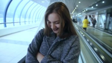 Travelators ve gülümseyen kız rides