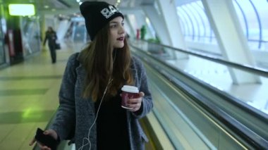 Travelators ve içecek kahve kız rides