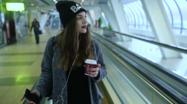 Travelators ve içecek kahve kız rides