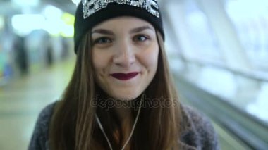 Travelators ve gülümseyen kız rides
