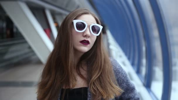 Chica con gafas de sol jugando y coqueteando — Vídeos de Stock