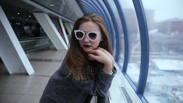 Chica con gafas de sol jugando y coqueteando — Vídeo de stock