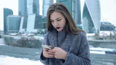 Kız bir smartphone yüksek katlı hoşlanır