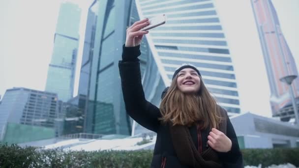 Frau macht Selfie mit Handy — Stockvideo