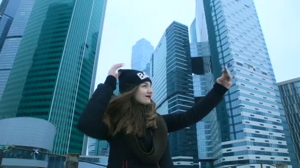 Selfie 전화를 복용 하는 여자 — 비디오
