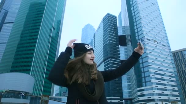 Mujer tomando teléfono selfie — Vídeo de stock