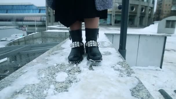 Dívka, tanec v botách na sněhu — Stock video