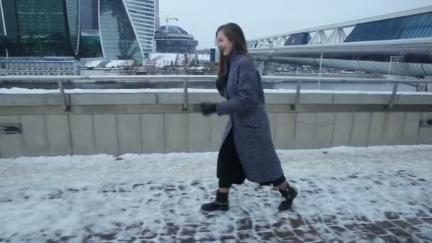 Fille en manteau glisser sur la neige — Video