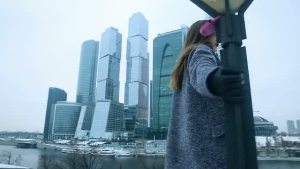 Mujer hermosa en el poste de luz — Vídeo de stock