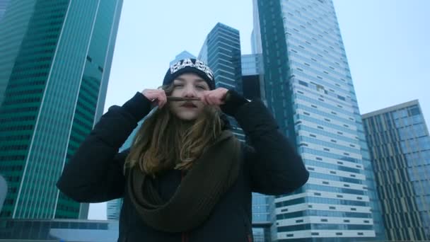 A lány utcában látható érzelmek — Stock videók