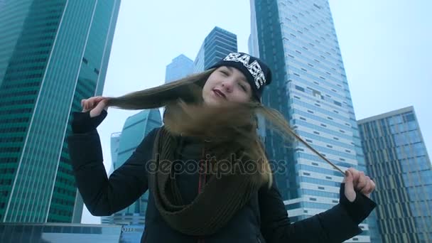 La fille dans la rue montre des émotions — Video