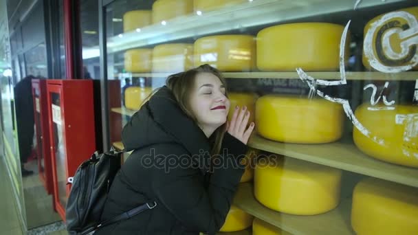 Chica en las vitrinas con queso — Vídeos de Stock