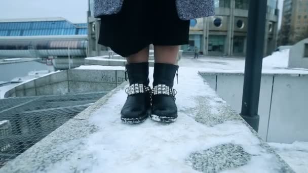 Meisje dansen in laarzen in de sneeuw — Stockvideo