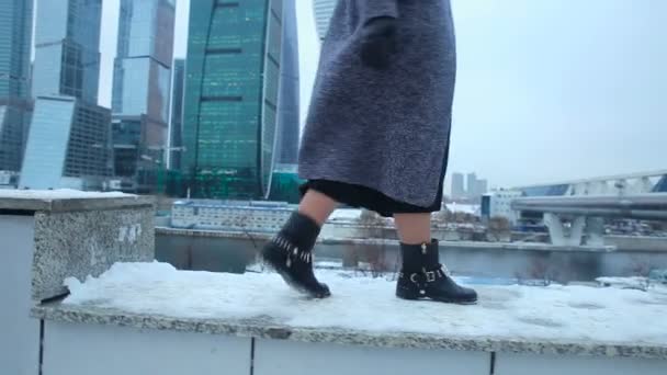 Menina dançando em botas na neve — Vídeo de Stock
