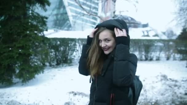 Девушка на улице показывает эмоции — стоковое видео