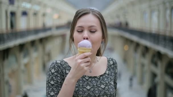 若い女性は、アイスクリームを食べる — ストック動画