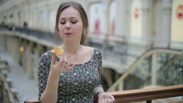 Une jeune femme mange de la glace — Video