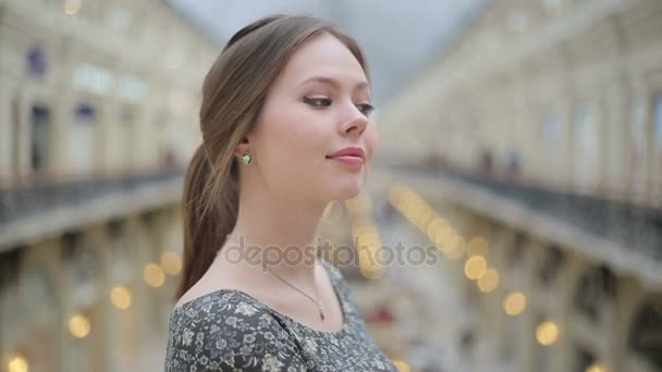 Jeune fille montre des émotions — Video