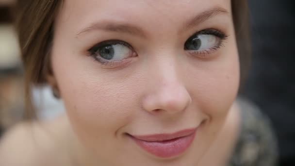 Primer plano mujer bonita ojos y labios — Vídeo de stock