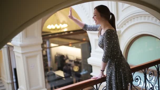 Девушка на лестнице машет рукой — стоковое видео