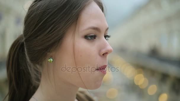 Mujer joven comiendo barra de chocolate — Vídeos de Stock